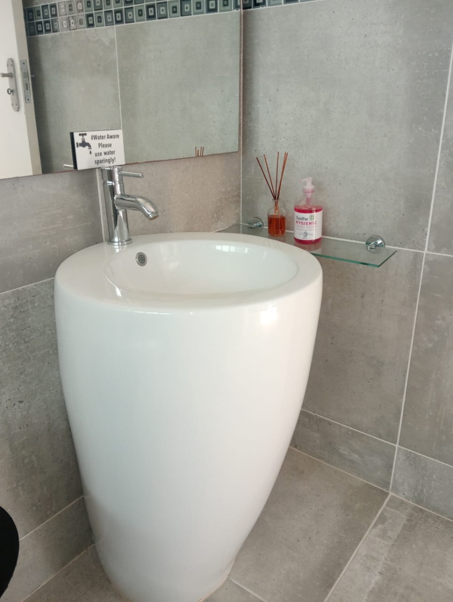 5 Bedroom Property for Sale in Jeffreys Bay Central Eastern Cape